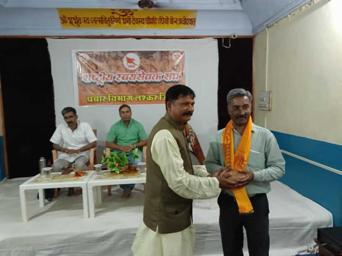 आरएसएस के कार्यक्रम में देशबन्धु संवाददाता गजेंद्र इंगले सम्मानित आरएसएस के कार्यक्रम में देशबन्धु संवाददाता गजेंद्र इंगले सम्मानित